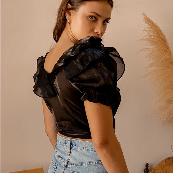 Lulu’s Black Puff Sleeve Cropped Wrap Top - Picture 4 of 7